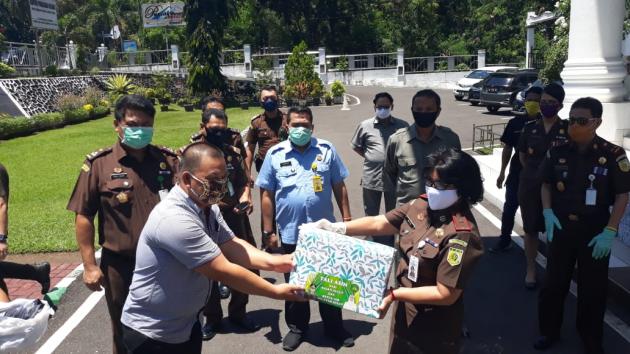 KAJATI SULUT BERBAGI KASIH KEPADA JURNALIS DENGAN MEMBERIKAN SEMBAKO DAN MASKER