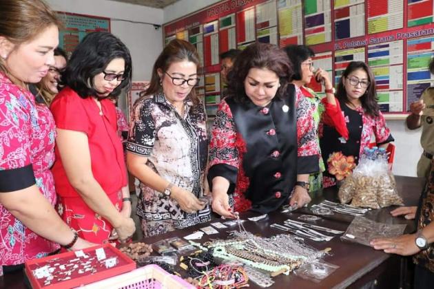 Ketua-Wakil TP-PKK Minahasa Tinjau Lomba PAAR dan UP2K Tingkat Kabupaten