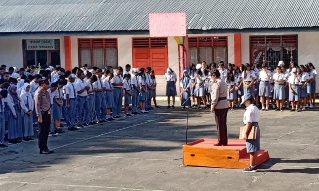 Menarik, Diluar Kebiasaan Pelaksanaan Upacara Kali Ini Kasi Humas Polsek Tikala Menjadi Irup di SMAN 4 Manado