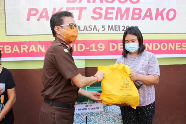 Peduli COVID-19 Dalam Acara Bakti Sosial Kejaksaan RI, Kejati Sulut Ikut Bagikan Paket Sembako Serentak Se-Indonesia