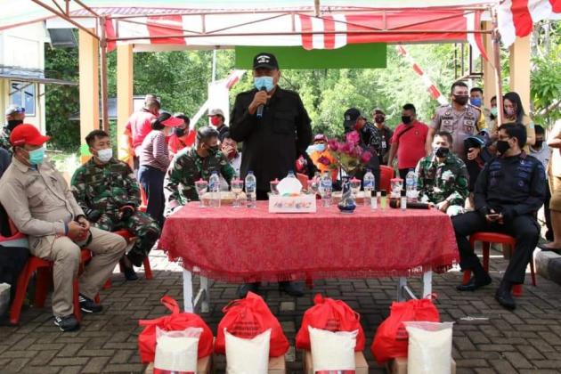 Danlantamal VIII Dampingi Gubernur Provinsi Sulut Bagikan Sembako di Pulau Mantehage dan Nain