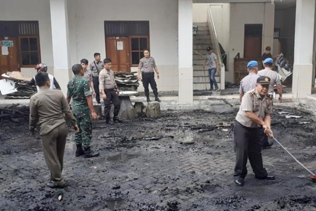 Pasca Kebakaran Asrama Papua, Polres Tomohon, Kodim, dan Pemkot Lakukan Kerja Bakti