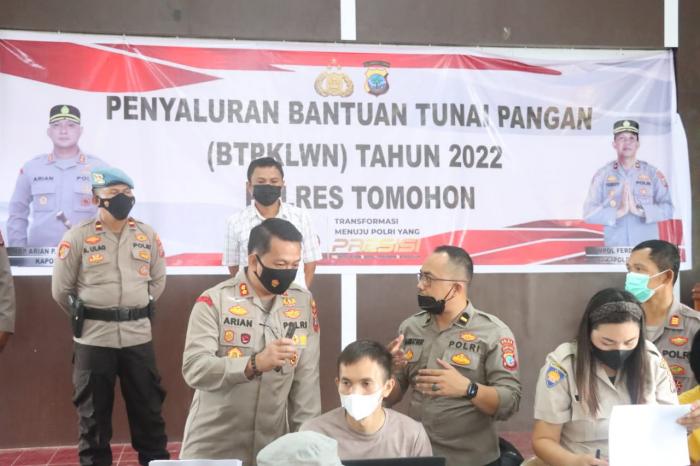 Polres Tomohon Serahkan  BTP Kepada Pedagang Kaki Lima dan Warung