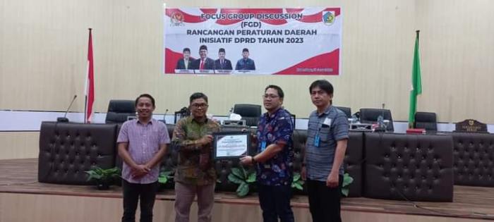 Ketua Bappemperda Serahkan Piagam Penghargaan Kepada Kanwil Kemenkumham Sulut