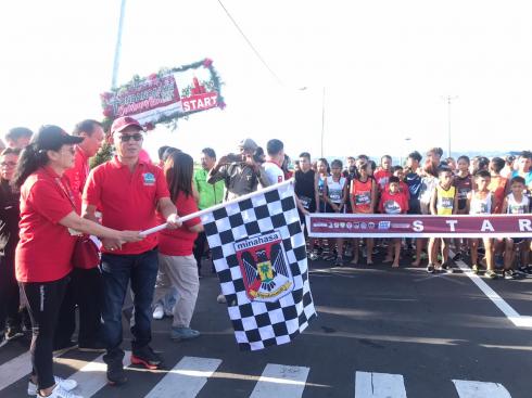 Penjabat Sekretaris Daerah (Sekda) kabupaten Minahasa Ir. Ronald Sorongan LepasTondano Lake Christmas Run