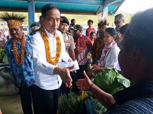 Presiden Jokowi, Mendagri Tito Karnavian, Panglima TNI & Menteri PUPR Tiba Di Pegunungan Arfak, Papua Barat