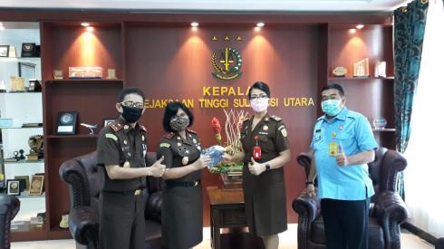  Kajati Sulut Bagikan Masker Ke Pegawai Kejati