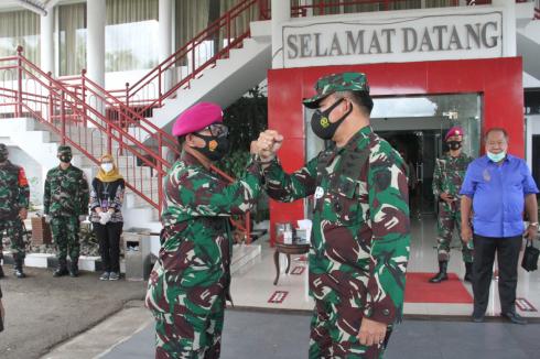 Danlantamal VIII Sambut Kedatangan Wakasau Ke Manado