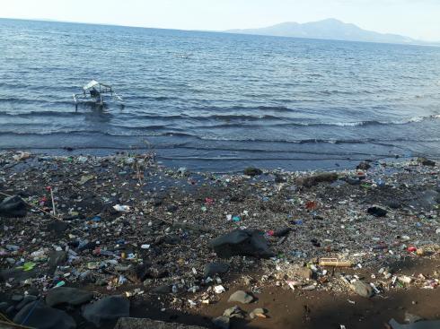 Miris, Sampah Hiasi Bibir Pantai Malalayang Sampai Kalasey