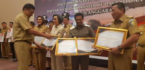 Bupati Boltim Terima Penghargaan Dari Gubernur Sulut