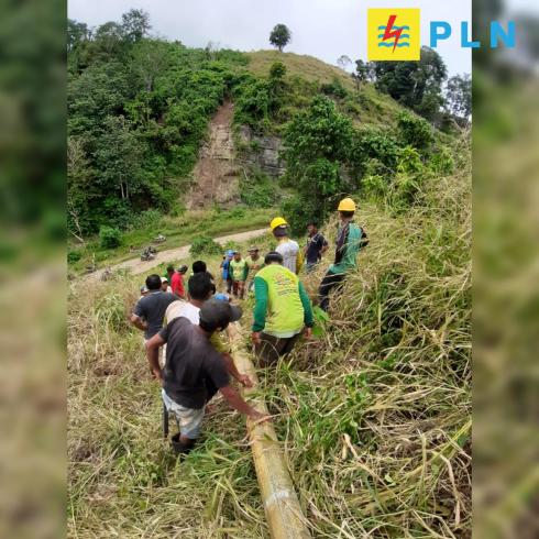 Pasca Banjir Bandang, Warga Bolmut Antusias Bantu Petugas PLN