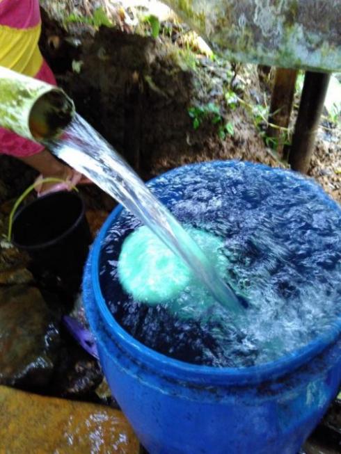 Dinsos Boltim Salurkan Air Bersih Untuk Warga