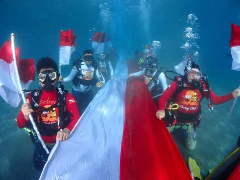 Salam Merdeka, Dikumandangkan Komunitas Selam dari Pantai Malalayang