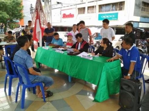 Buang Sampah Sembarang 50 Warga Manado Disidang di Depan Umum
