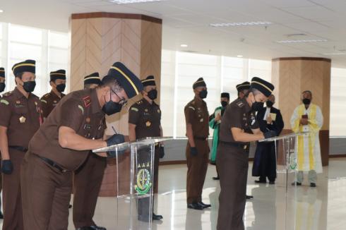 Pelantikan Timsus Penuntasan Dugaan Pelanggaran HAM Berat Oleh Jaksa Agung RI   Diikuti Kajati Sulut Secara Virtual