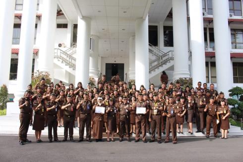 Acara Khusus Dalam Apel Gabungan,  Wakajati Sulut Beri Penghargaan Kepada Jaksa dan Pegawai Teladan