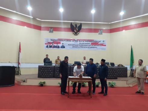 Ketua DPRD Meiddy Makalalag Pimpin Rapat Paripurna Pemberhentian Antar Waktu Anggota DPRD Kotamobagu