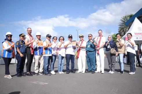 Kedatangan Kapal Pesiar RMS Queen Mary 2, Disambut Pemkot Bitung dan Masyarakat
