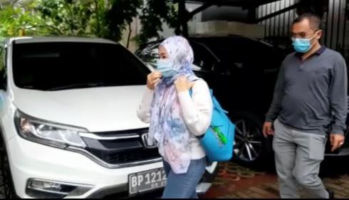 Kolaborasi Tim Tabur Kejagung, Kejari Batam dan Kejati Bali Amankan Buronan Tri Endang Astuti di Batam Kepri