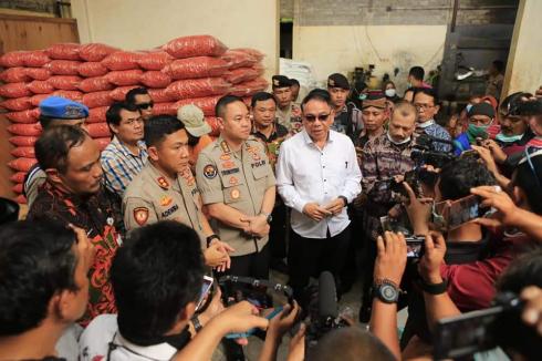 Tim Resmob Jogoboyo Ungkap Tangkap Pengusaha Yang Memproduksi Makanan Cemilan Berbahan Baku Telur Busuk