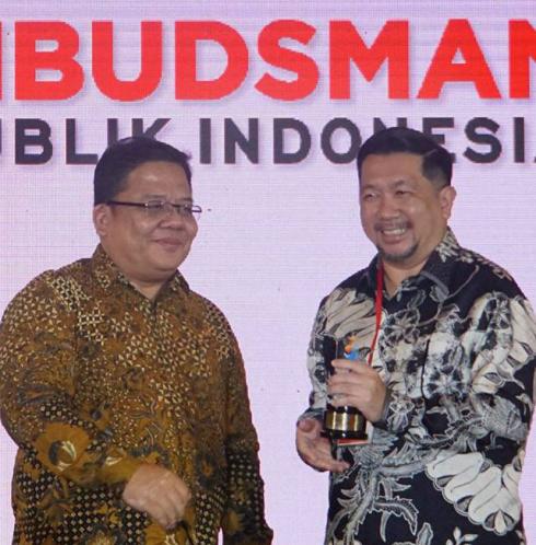 Wawali Mor BastianTerima Penghargaan dari Ombudsman RI