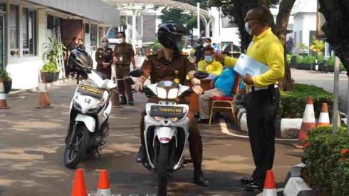 Hari Ini Kejaksaan Agung RI Gelar Pelayanan SIM Keliling Untuk Para Pegawai