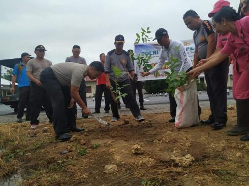 Peduli Penghijauan, jajaran Polres Minsel dan Bhayangkari tanam 500 pohon