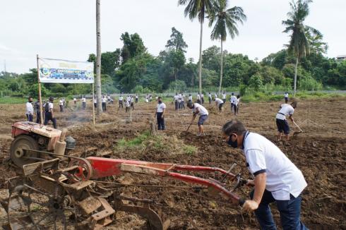 Gunakan Traktor Tangan Danlantamal VIII Garap Lahan Untuk Ketahanan Pangan