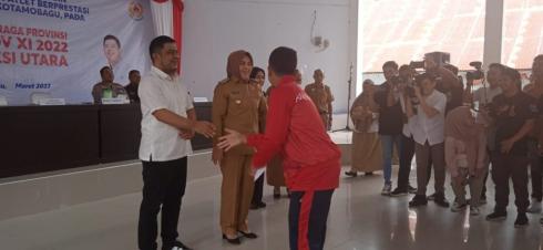 Bersama Pemkot Kotamobagu, Ketua DPRD Meiddy Makalalag Serahkan Penghargaan Atlet Berprestasi di Porprov Sulut 2022