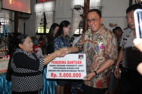 ROR Serahkan Berbagai Bantuan Saat Safari Natal di Eris