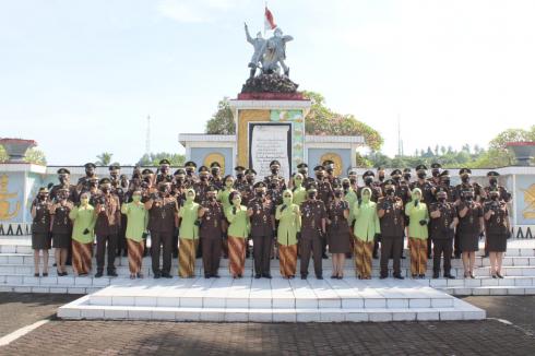 Ziarah ke Taman Makam  Pahlawan, Kajati : Kita Harus Semakin Maju, Terus Bergerak dan Berkarya