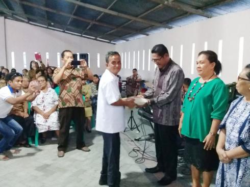 Kunjungi Palu, Wabup Hontong Serahkan Bantuan
