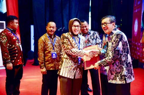 Tatong Terima Penghargaan dari Menkumham