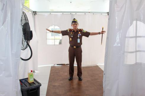 Tangkal COVID-19, Kajati Sulut Intruksikan Penyemprotan