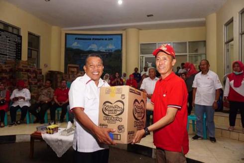 Bupati Serahkan Langsung Bantuan Korban Banjir Bolmut