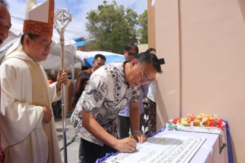 Olly Resmikan Gereja Katolik Santo Petrus Stasi Kumelembuai Didampingi Walikota
