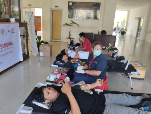 Mahasiswa Divisi Lakesmas Polimdo Gelar Donor Darah