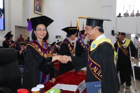 Rektor Unsrat Wisuda dan Pelantikan 5 Program