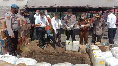 Sebanyak 9.124,4 Liter Babuk Minol Jenis Cap Tikus Dimusnahkan Polres Minsel