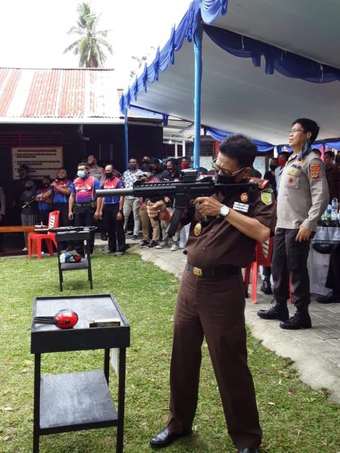 Peringati Hari Bhayangkara ke-74, Kajati Sulut Bersama Forkompinda Lakukan Giat Menembak, Sekaligus Sambangi Pusat Perbelanjaan dan Tempat Ibadah