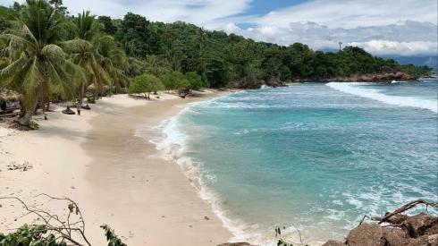 Pantai Bayu Buaya Ramai Dikunjungi Wisatawan