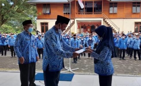 Dua ASN Boltim Terima SK Pensiun di Upacara Hari Korpri