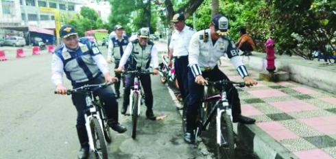 Lagi, Dishub Jalankan Tugas Pengempesan Ban Kendaraan