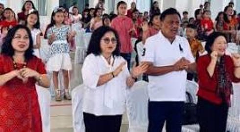 Sukacita Rayakan Paskah, Gubernur Olly dan Keluarga Ibadah Bersama Tiga Jemaat GMIM 