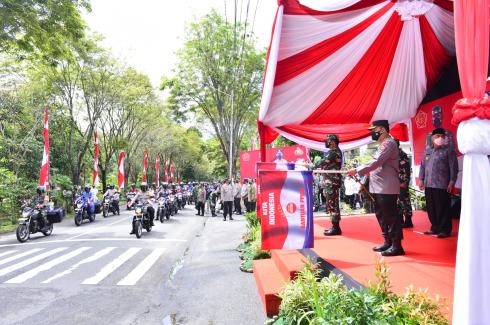 Tinjau Pelaksanaan Vaksinasi massal, Kapolri Minta Warga Mau Dirawat di Tempat Isolasi Terpusat
