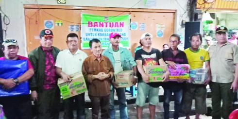 Bupati Gorontalo Serahkan Langsung Bantuan Bencana Kota Manado