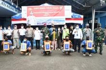 Dampingi Kapolda Sulut Bagikan Sembako, Danlantamal VIII Ingatkan Kepada TKBM Patuhi Prokes Dan Lakukan 5M