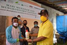 Bupati saat menyerahkan bantuan pupuk dan kebutuhan pertanian lainnya ke petani