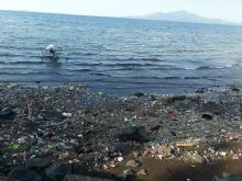 Miris, Sampah Hiasi Bibir Pantai Malalayang Sampai Kalasey