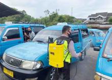 Polisi Semprotan Angkutan Umum